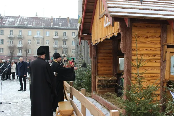 Біля луцького університету встановили Різдвяну шопку (фото)