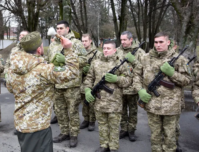 Юні та не дуже: у Луцьку новобранці-прикордонники склали присягу (фото)