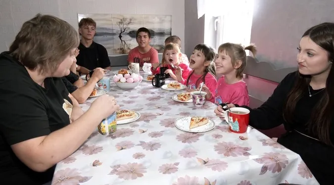 «В нас як в мурашнику»: родина з Волині виховує 13 дітей, з яких 10 – прийомні (відео)