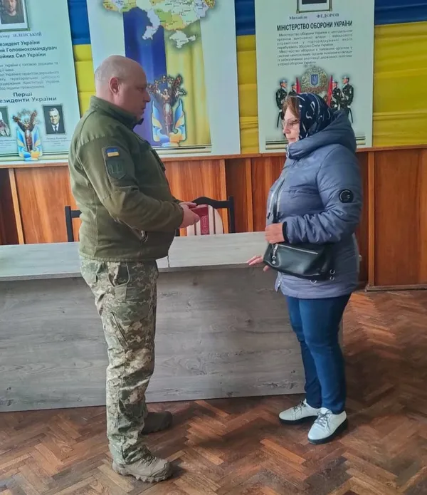 На Волині матері загиблого захисника вручили його посмертну нагороду (фото)