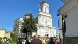 Черга – велика: у центрі Луцька люди прийшли святити Паски (фото)