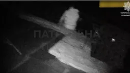 У Луцьку чоловік хотів стрибнути з даху – врятували патрульні (відео)