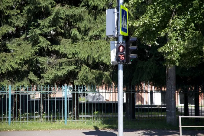 У Луцьку на Львівській встановили світлофор з «острівцем безпеки» (фото)