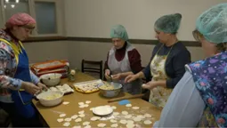 Збираються тричі на тиждень: у Луцьку волонтерки готують для військових півтисячі вареників за раз (фото, відео)