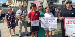 «Батьки, обирайте відповідальність»: у Шацьку закликали не садити дітей на мотоцикли (фото, відео)