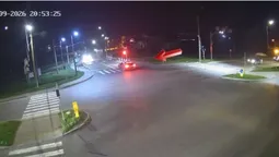 Проігнорував червоний: у Луцьку водій Tesla небезпечно пролетів залізничний переїзд (відео)