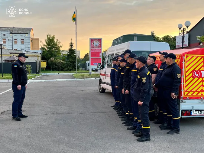 Волинські рятувальники разом з технікою поїхали на Донеччину (фото)