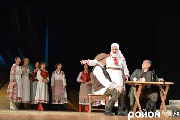 У Луцьку пенсіонерам безкоштовно показали виставу (фото)