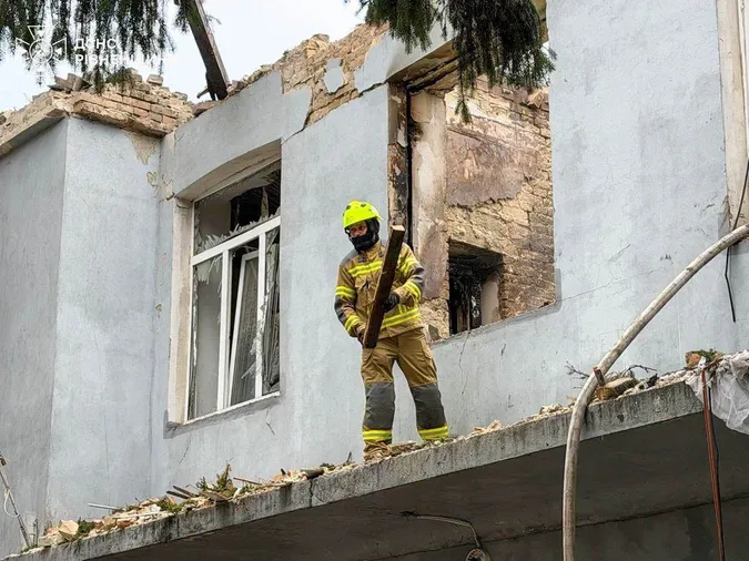 У Рівному – 20 постраждалих після ворожої атаки на університет (фото)