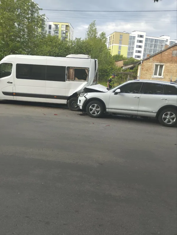 У Луцьку легковик влетів у бус (фото)