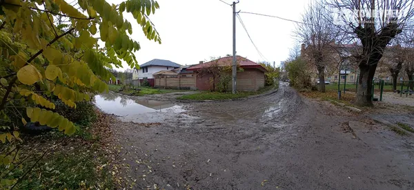 Калюжа у луцькому дворі: швидка не може доїхати до будинку (фото)