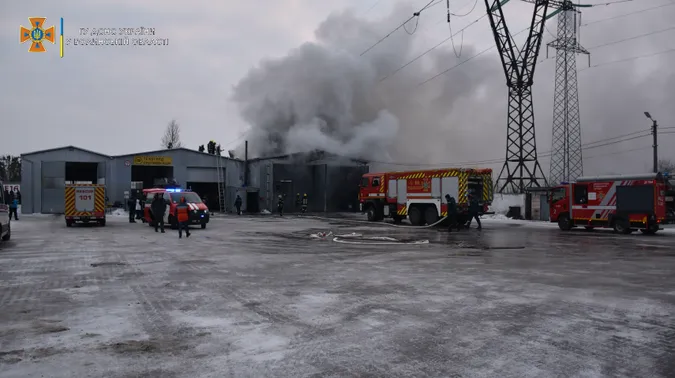 Врятували вантажівку: повідомили подробиці пожежі на СТО в Луцьку (фото, відео)