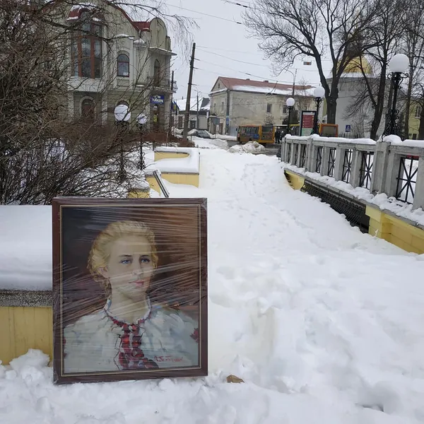 У Луцьку портрет Лесі Українки мандрує стежками, де ходила письменниця в дитинстві (фото)