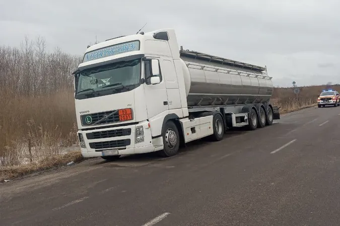 Хімічна небезпека: на Волині стався витік азотної кислоти з автоцистерни (фото)