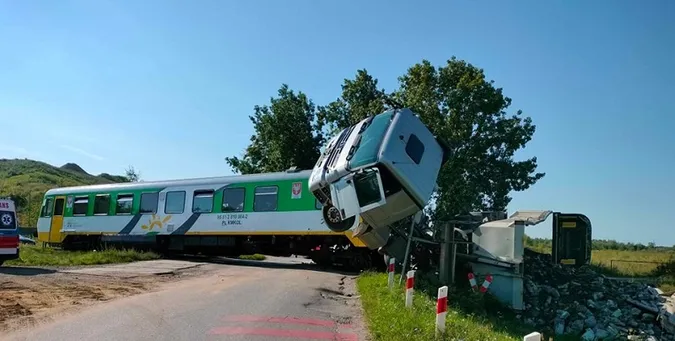 Під Варшавою потяг протаранив вантажівку – близько 20 постраждалих (фото, відео)