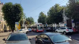 У центрі Луцька зіткнулися тролейбус та легковик: рух ускладнено