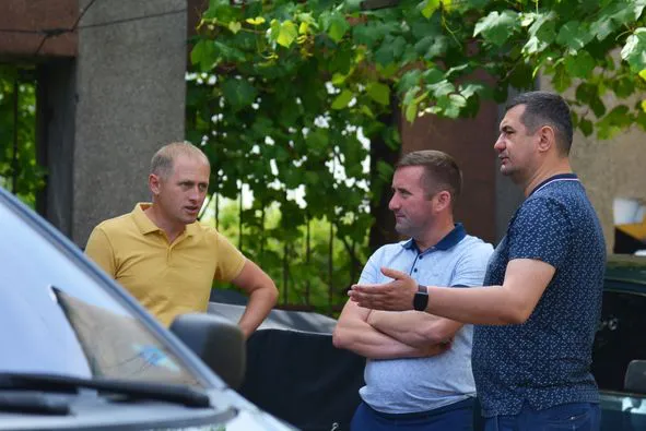 З Волині на передову передали два потужні позашляховики (фото)