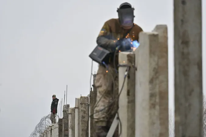 Волинь відгороджують від Білорусі бетонним парканом (фото, відео)