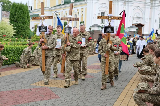 Небо плакало: у Луцьку відбулося прощання з трьома Героями Євгенієм Садовським, Олегом Чернюком та Олександром Смалюхом