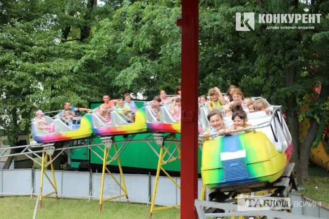 Ціни – від 30 до 50 гривень. Та то – батьківський клопіт, а дітям – щастя