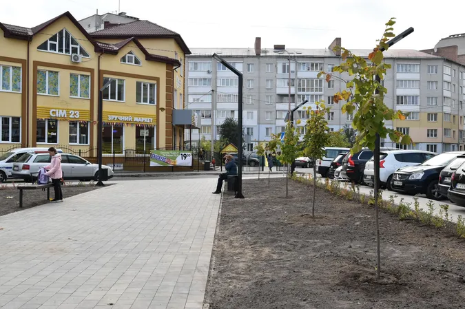 У Луцьку завершили роботи у сквері біля 26 школи: як він виглядає (фото, відео)