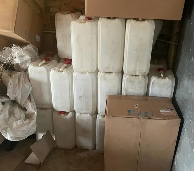 «Мішали» спирт з водою та барвниками: на Волині підпільно виготовляли алкоголь (фото)