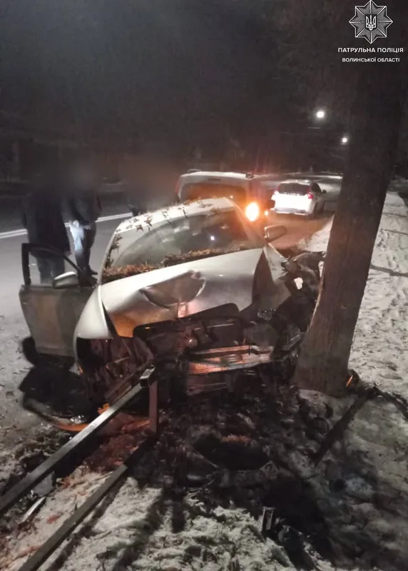 У Луцьку на Львівській водій Audi зніс огорожу і влетів у дерево (фото)