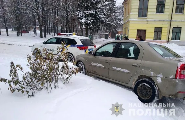 На Волині поліцейські допомагають водіям вибратися із снігового полону