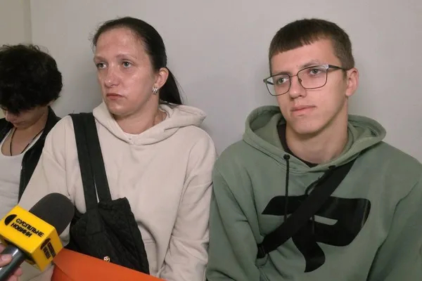 Абітурієнт Олег Гурський з мамою Анною
