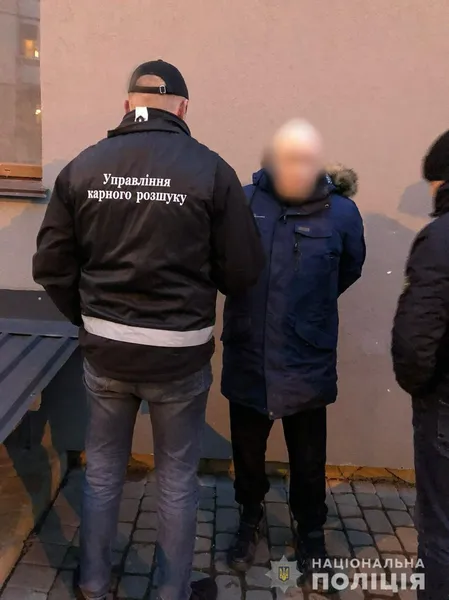 У Луцьку затримали шахрая, який видурював у пенсіонерів гроші за схемою «ваш родич у біді» (фото, відео)