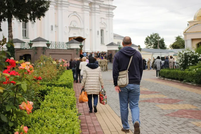 Стільки людей на похоронах давно не було: Луцьк прощався з трьома воїнами (фото, відео)