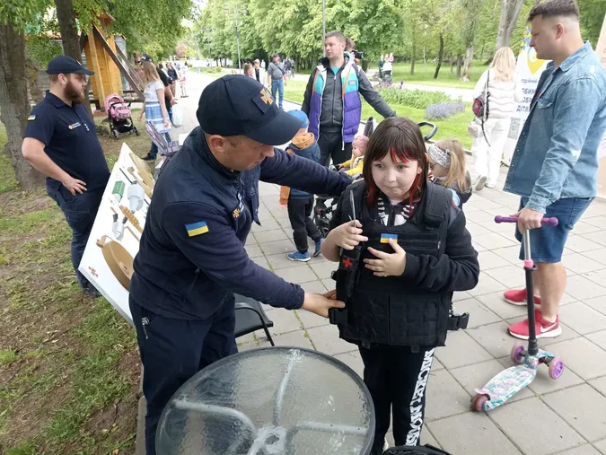 Луцькі рятувальники вчили дітей розрізняти міни (фото)
