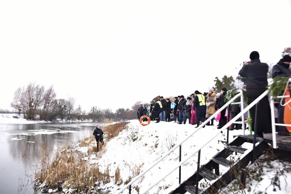 Як лучани купалися в Стиру на Водохреще (фото)
