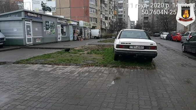 Ставили автівки на зелених зонах: у Луцьку спіймали чергових «паркохамів» (фото)