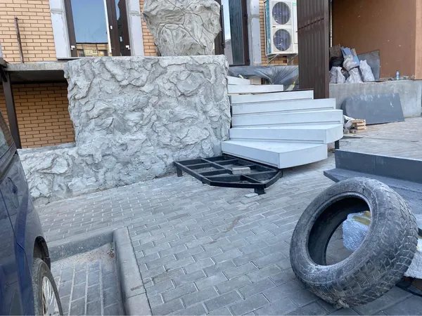 У Луцьку сходи біля ТЦ «Егоїст» «вилізли» на тротуар та заважають перехожим (фото)