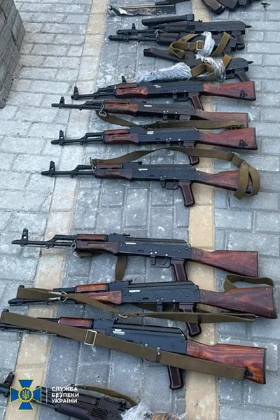Прикидалися правоохоронцями: у Києві затримали торговців зброєю (фото)