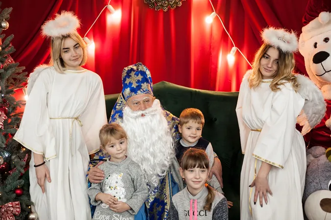 Свято із «миколайчиками»: 500 дітей отримали емоції та подарунки від луцького бізнесмена (фото)