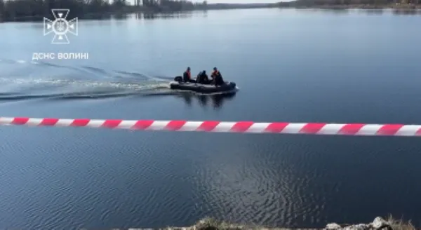 Автомобіль, піднятий з річки в Ковелі, – крадений: водолази обстежують дно (фото)