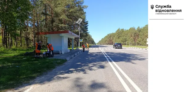 Просять не смітити: на Волині ремонтують дороги і прибирають зупинки (фото)