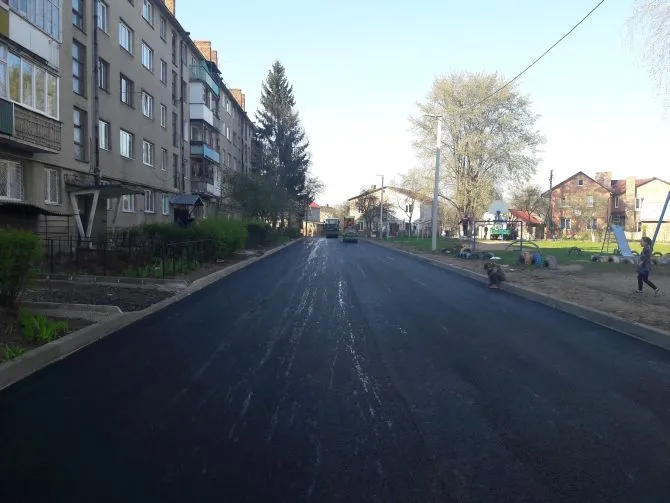 У Луцьку на Львівській заасфальтували двори