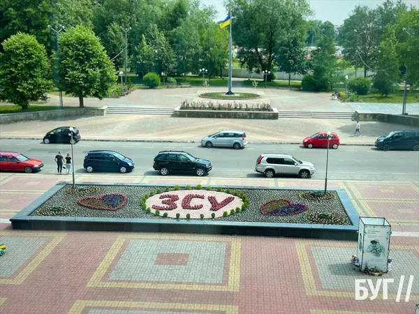 У Нововолинську на алеї Героїв висадили патріотичну клумбу (фото)