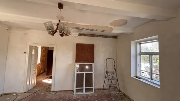 Друге життя бабусиної хати: як волинянка відновлює столітню мазанку (відео)