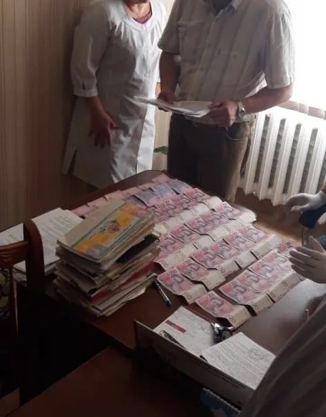 На Волині головний лікар «погорів на хабарі» (фото)