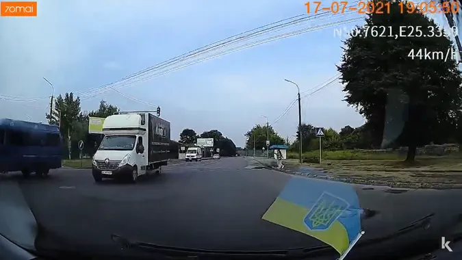 Лучанка «залипала» в телефон, та ледь не втрапила під колеса авто (відео)