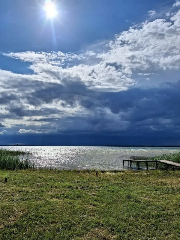Світязь вразив незвичним видовищем: вода в озері стала схожою на рідке срібло (фото)