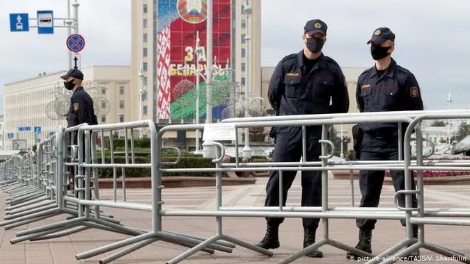 Білоруси вийшли на Марш єдності: силовики перекрили центр Мінська