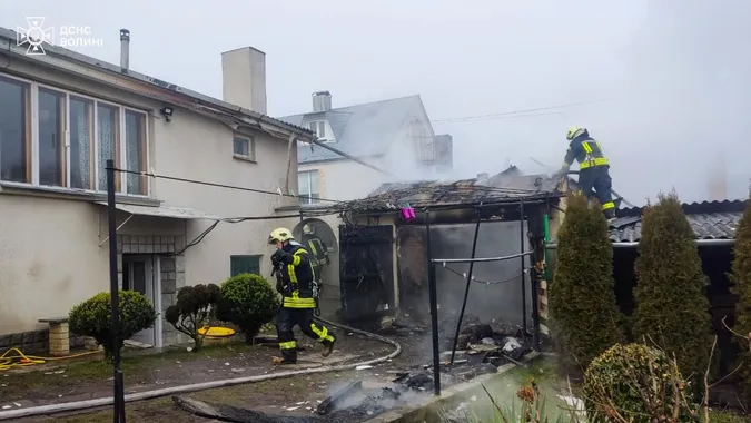 Вогонь дивом не перекинувся на сусідні будівлі: у Горохові спалахнув гараж (фото)