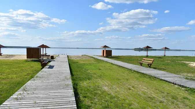 На Світязі водій вантажівки проїхався центральним плажем: його оштрафували на 340 грн