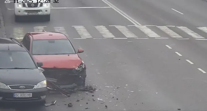 Знесло «передок»: у Луцьку на Ковельській сталася ДТП (відео)