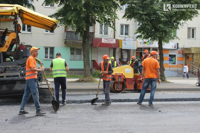Фінішна пряма: як у Луцьку на Волі вкладають асфальт (фото)